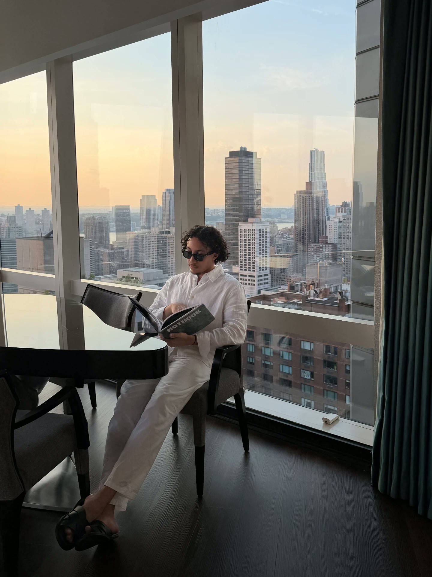 Rayan Gharbi devant la vue de New York