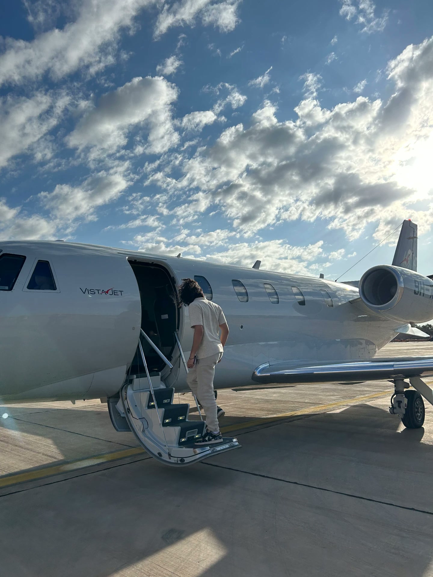 Rayan Gharbi montant à bord d'un avion