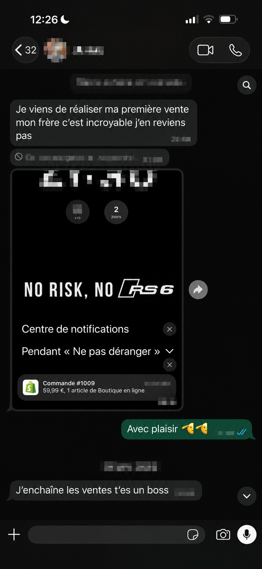 Conversation WhatsApp d'un élève annonçant sa première vente Shopify